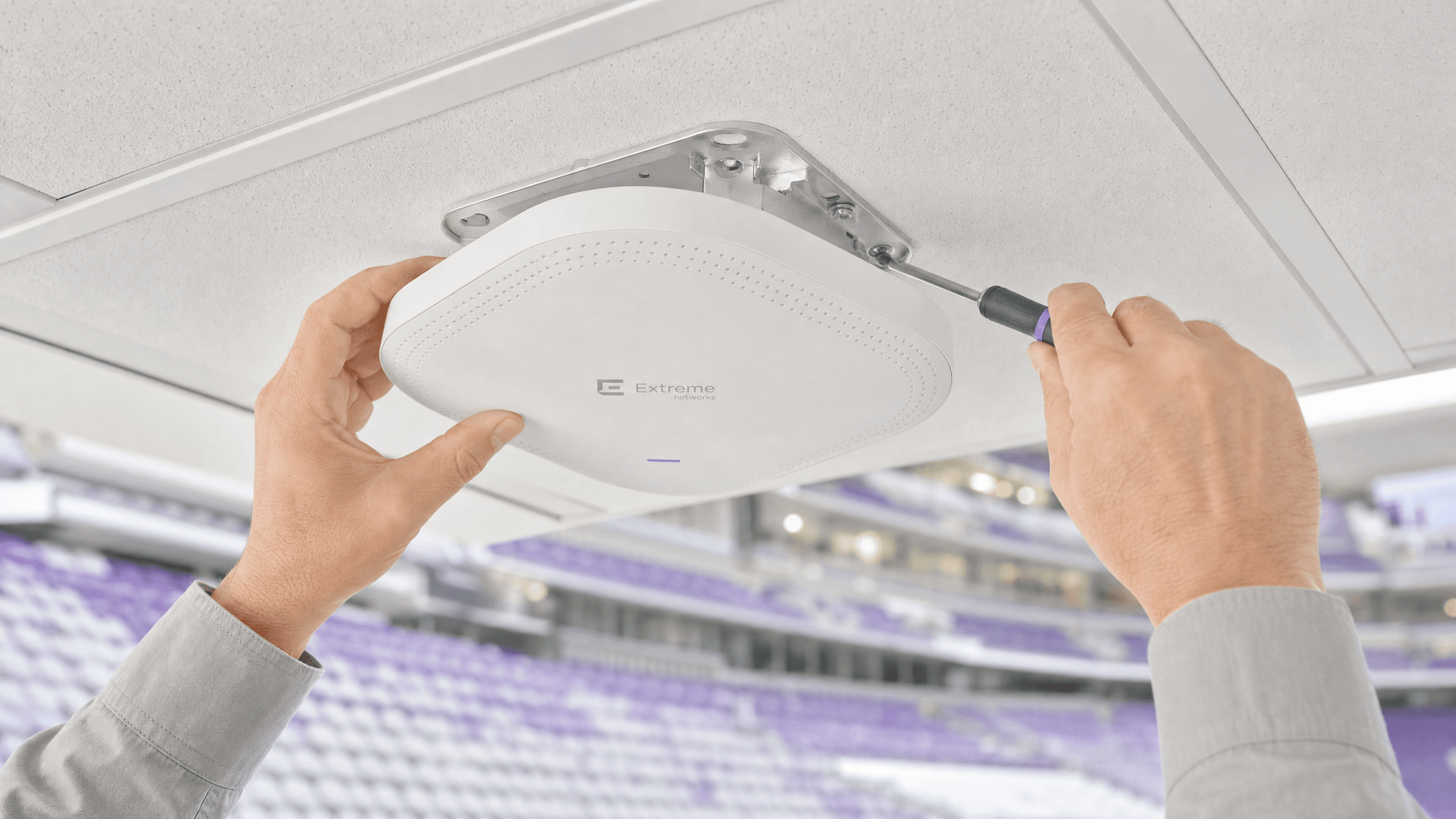 Mesh Network vs Access Points: Which is Better for Large Venues?